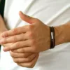 Bratara barbateasca cu 3 straturi de piele naturala simpla - Placuta ingusta cu gravura personalizata - Argint 925 - Inchizatoare clips inox-Pentru el-Argint >> Bratari personalizate