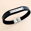 Bratara barbateasca cu piele eleganta neagra - Placuta cu text personalizat - Argint 925 - Inchizatoare clips inox-Bratari Argint Barbati-Argint >> Bratari personalizate