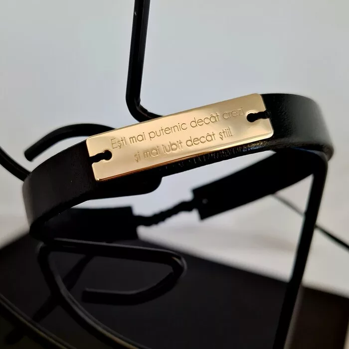 Bratara barbateasca din piele - Placuta gravata cu text din Aur Galben 9K - Model reglabil-Aur 9K-Personalizate >> Tip Bijuterie >> Pentru el