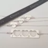 Set 4 bratari personalizate - Mama cu 3 fete - Placuta si 3 Inimioara decupata cu lantisoare - Argint 925-Seturi cadou speciale-Personalizate >> Ocazie >> Pentru cei dragi
