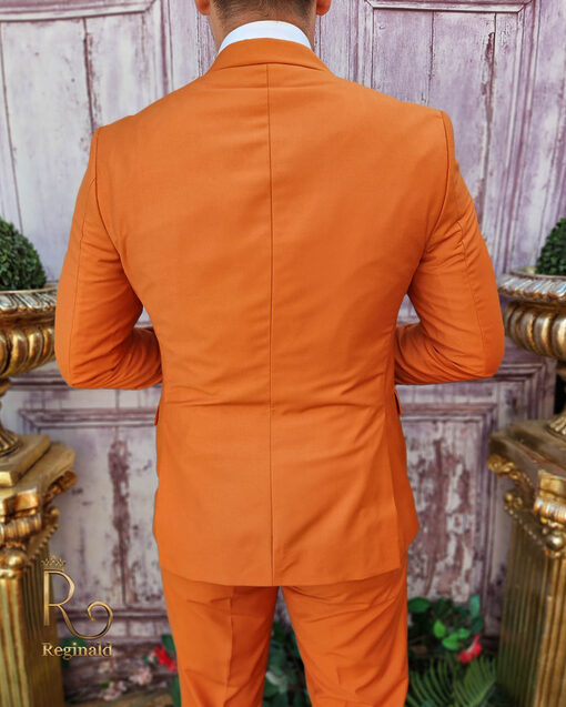 Costum portocaliu cu butoni aurii: Sacou