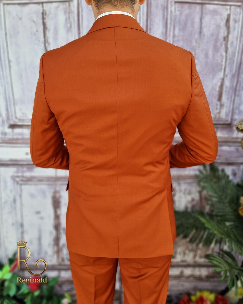 Costum portocaliu inchis