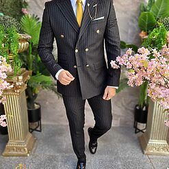 Negru cu butoni aurii