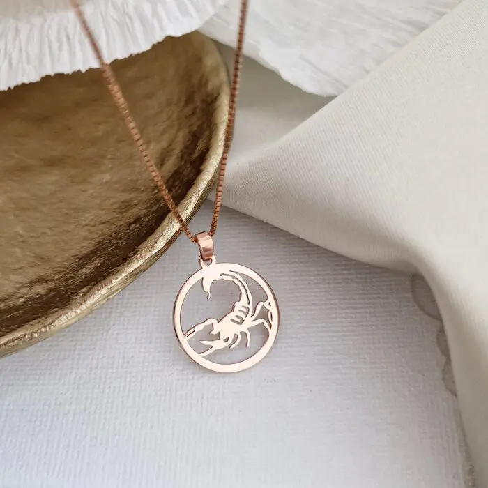 Lantisor zodia ta in armonie - Pandantiv disc cu simbol Scorpion - Argint 925 placat cu Aur Roz 18K-Personalizate >> Ocazie >> Lantisoare cu Zodii >> Noutati