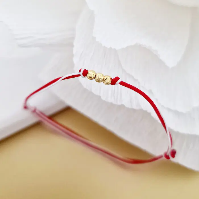 Bratara Martisor - 3 Bilute din Argint 925 placat cu Aur Galben 18K - Snur combinat rosu&alb-Martisor >> Martisoare Argint 925 >> Noutati