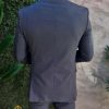 Costum de bărbați gri inchis cu nasturi aurii: Sacou