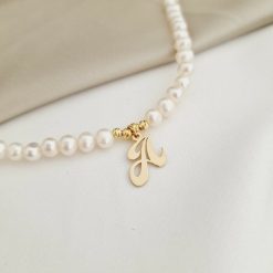 Lantisor cu Perle - Initiala eleganta - Model sirag de perle si si 4 bilute - Argint placat cu Aur Galben 18K-Colectii >> Comori Perlate >> Noutati