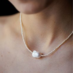 Lantisor cu Perle - Eleganta imaculata - Model sirag de perle mici si o perla Baroque - Inchizatoare Argint 925-Colectii >> Comori Perlate >> Noutati