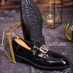 Pantofi de barbati Loafers din piele lacuita cu accesoriu P1831 2