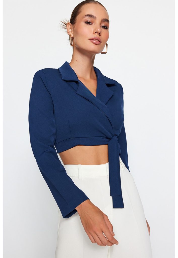 Bluza crop cu model petrecut si revere discrete-FEMEI-IMBRACAMINTE/Bluze