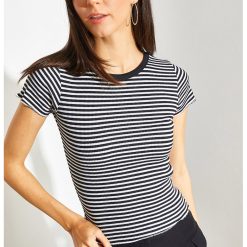 Tricou crop cu model in dungi si decolteu la baza gatului-FEMEI-IMBRACAMINTE/Tricouri si maiouri