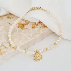 Bratara cu Perle - Charm scoica Venus - Model sirag perle cu 8 bilute - Argint 925 placat cu Aur Galben 18K-Colectii >> Comori Perlate