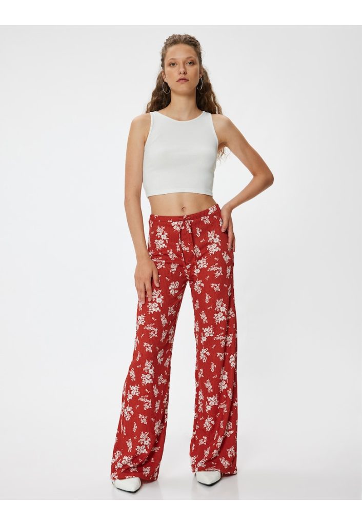 Pantaloni cu croiala ampla si model floral-FEMEI-IMBRACAMINTE/Pantaloni si colanti