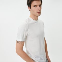 Tricou slim fit cu decolteu la baza gatului-BARBATI-