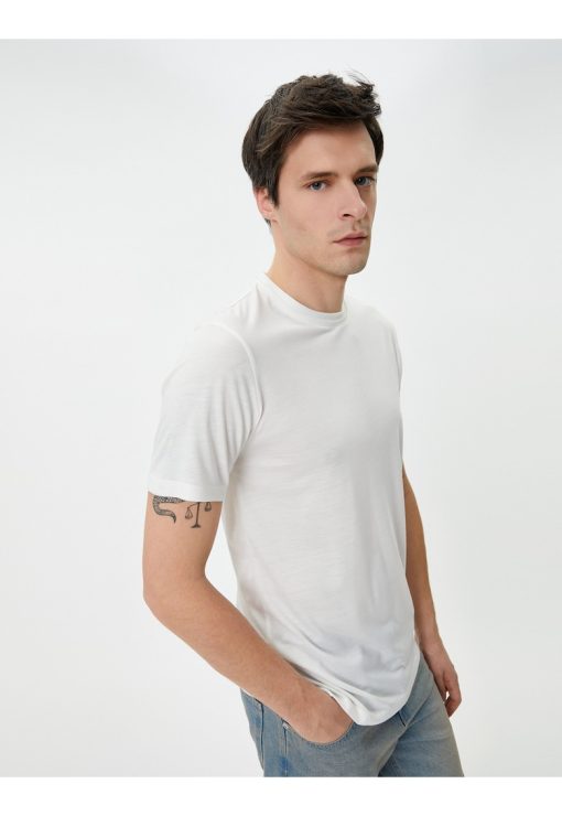 Tricou slim fit cu decolteu la baza gatului-BARBATI-