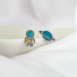 Cercei personalizati cu Astronaut si Planeta - email colorat - Argint 925 - inchidere surub-Argint >> Cercei Argint personalizati >> Noutati
