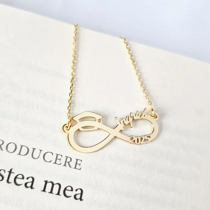 Lantisor personalizat - Medalion Infinit cu Nume Decupat și Toca – Simbol al Absolvirii - Argint 925 placat cu Aur Galben 18K-Toate >> Argint 925 >> Lantisoare Argint >> Noutati