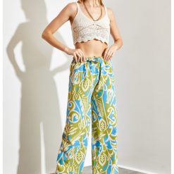 Pantaloni lungi cu croiala relaxed-fit si design tropical-FEMEI-IMBRACAMINTE/Pantaloni si colanti