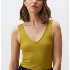 Top slim fit cu decolteu in V-FEMEI-