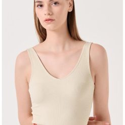 Top slim fit cu decolteu in V-FEMEI-