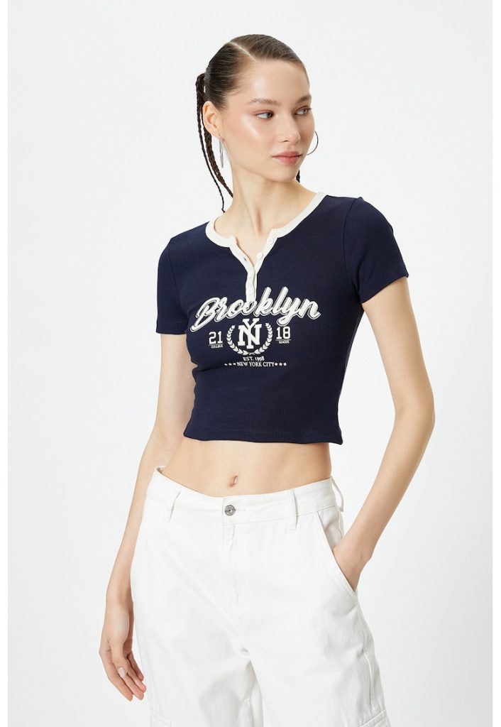 Tricou crop cu imprimeu text-FEMEI-