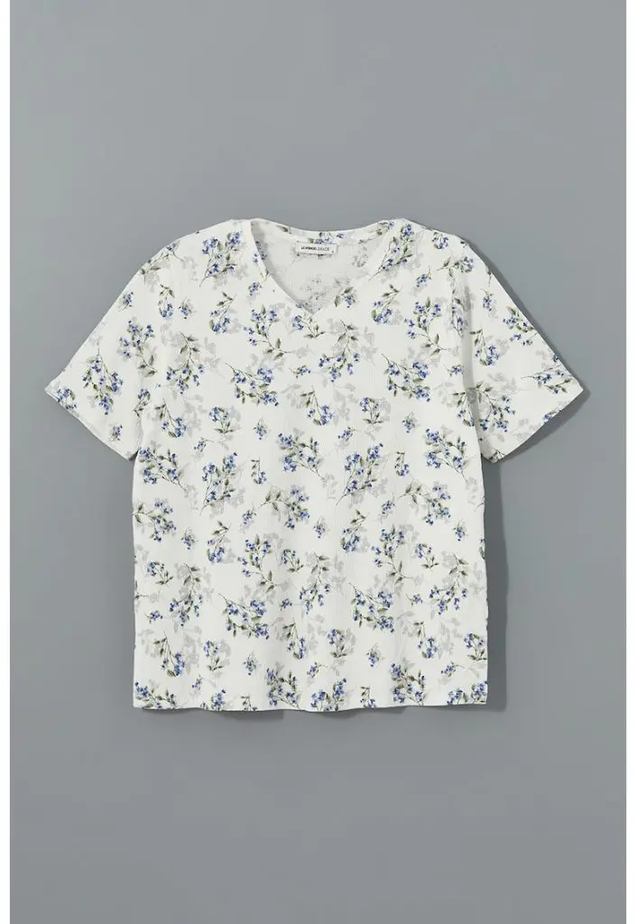 Tricou cu decolteu in V si model floral-FEMEI-IMBRACAMINTE/Tricouri si maiouri