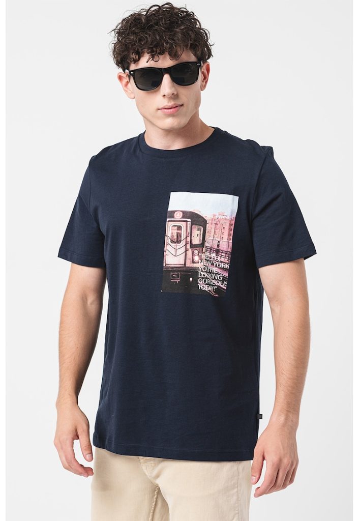 Tricou cu decolteu la baza gatului si imprimeu foto-BARBATI-