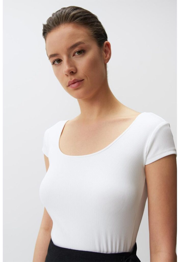 Tricou slim fit cu decolteu amplu-FEMEI-