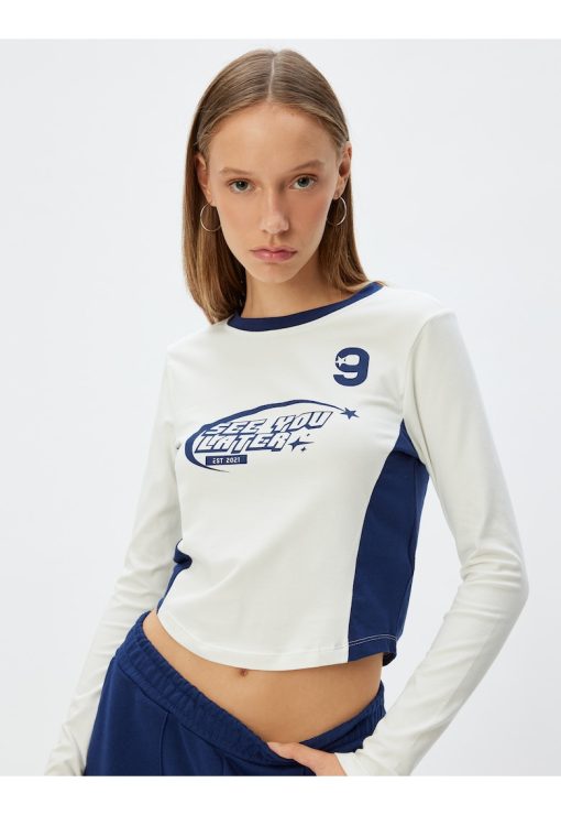 Bluza crop cu imprimeu text-FEMEI/IMBRACAMINTE/Bluze-IMBRACAMINTE/Bluze