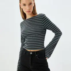 Bluza crop cu model in dungi-FEMEI/IMBRACAMINTE/Bluze-IMBRACAMINTE/Bluze
