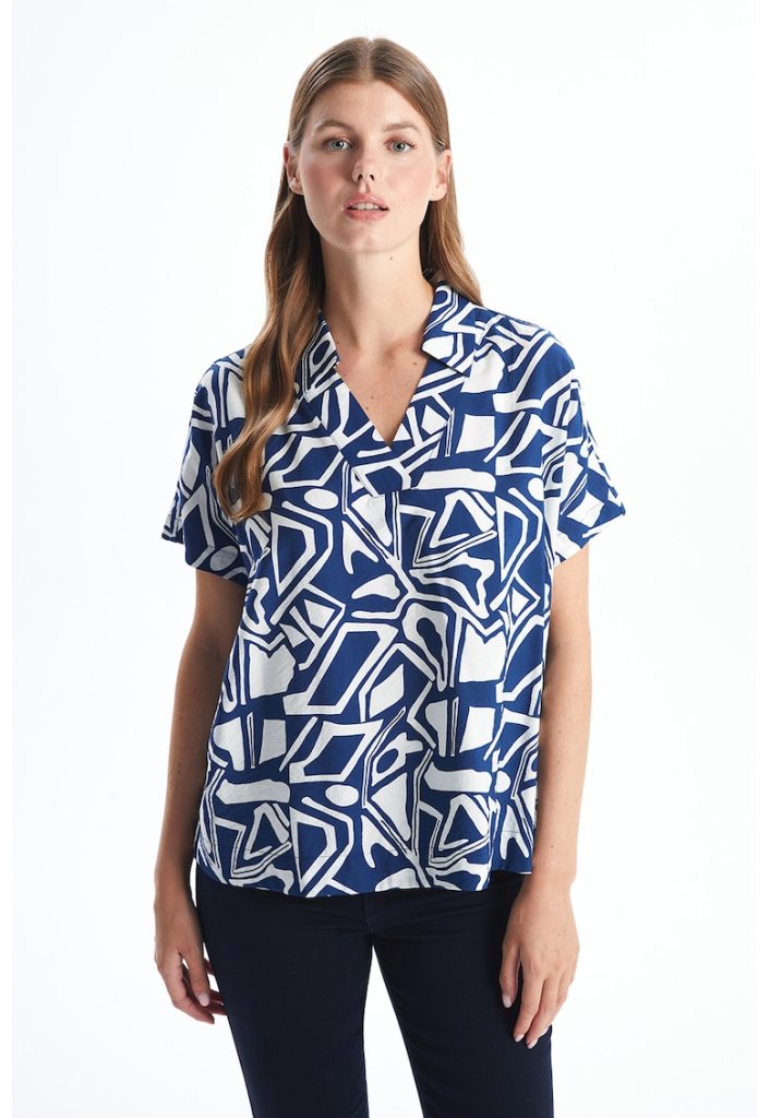 Bluza cu imprimeu si decolteu in V-FEMEI/IMBRACAMINTE/Bluze-IMBRACAMINTE/Bluze
