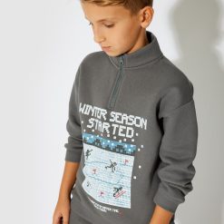 Bluza de trening cu imprimeu si maneci cazute-BAIETI/IMBRACAMINTE/Bluze-IMBRACAMINTE/Bluze