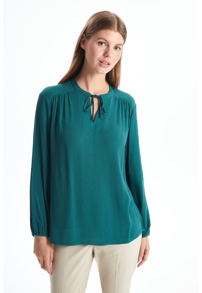 Bluza lejera cu decolteu in V-FEMEI/IMBRACAMINTE/Bluze-IMBRACAMINTE/Bluze