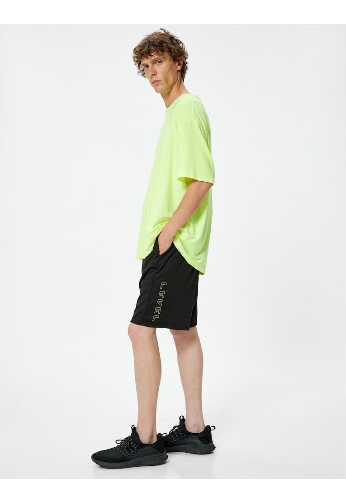 Pantaloni scurti cu snur de ajustare si buzunare laterale-BARBATI/IMBRACAMINTE/Pantaloni si colanti-IMBRACAMINTE/Pantaloni si colanti