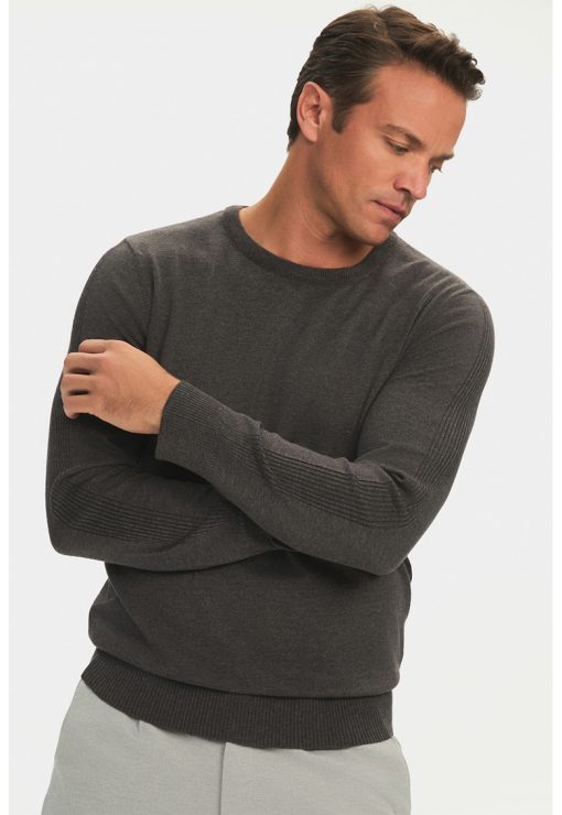 Pulover slim fit cu decolteu la baza gatului-BARBATI/IMBRACAMINTE/Pulovere si cardigane-IMBRACAMINTE/Pulovere si cardigane