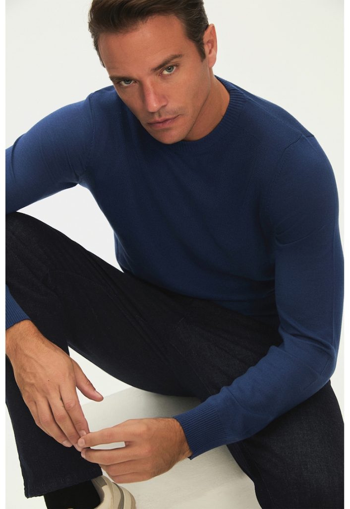 Pulover slim fit cu model uni-BARBATI/IMBRACAMINTE/Pulovere si cardigane-IMBRACAMINTE/Pulovere si cardigane