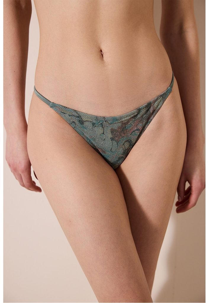 Slip brazilian cu model-FEMEI/IMBRACAMINTE/Costume de baie-IMBRACAMINTE/Costume de baie