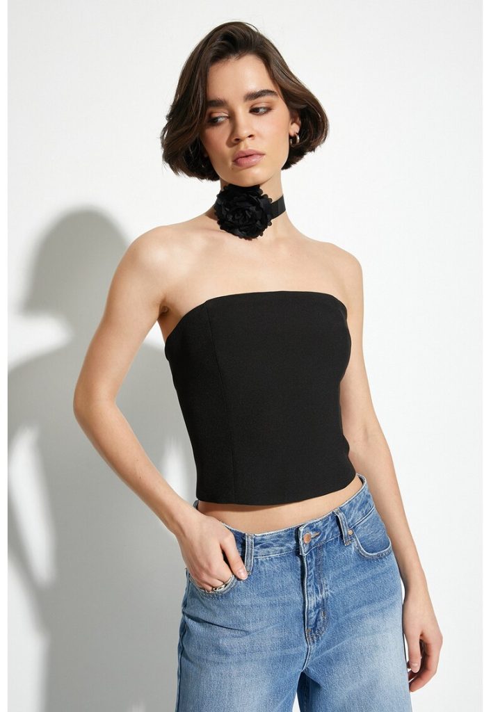 Top crop cu model uni-FEMEI/IMBRACAMINTE/Bluze-IMBRACAMINTE/Bluze