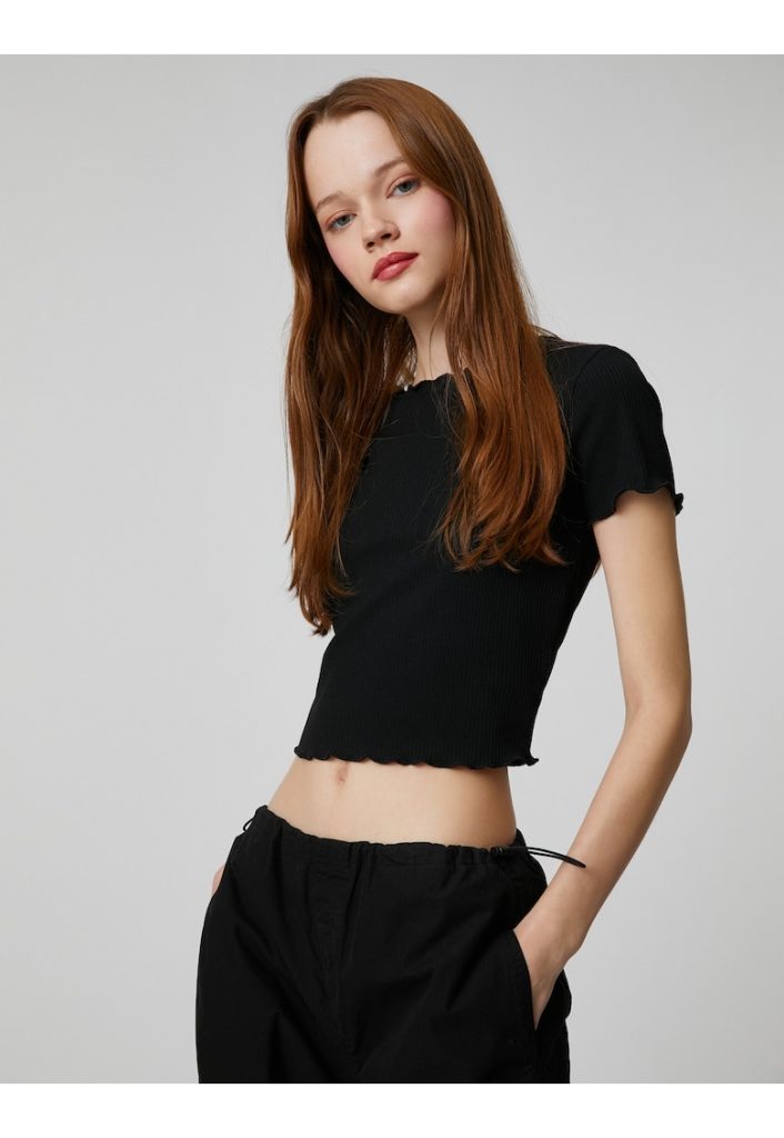 Tricou crop cu terminatii cu volane-FEMEI/IMBRACAMINTE/Tricouri si maiouri-IMBRACAMINTE/Tricouri si maiouri