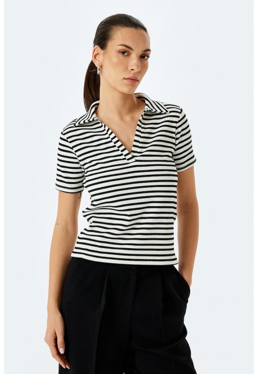 Tricou cu decolteu in V si model in dungi-FEMEI/IMBRACAMINTE/Tricouri si maiouri-IMBRACAMINTE/Tricouri si maiouri