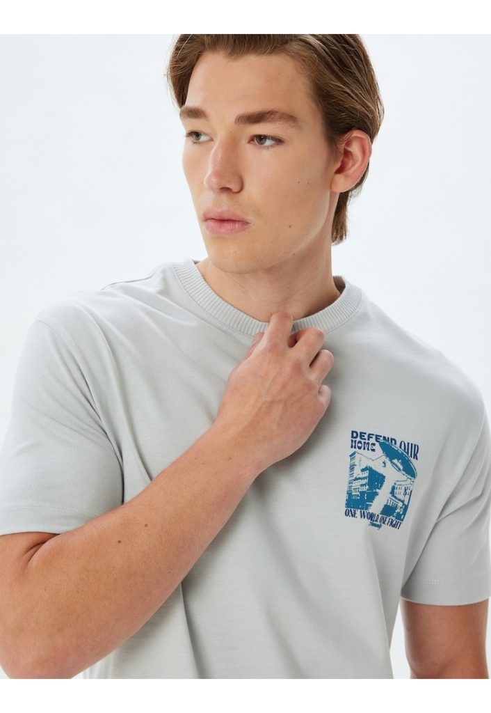 Tricou cu decolteu la baza gatului - imprimeu grafic si text-BARBATI/IMBRACAMINTE/Tricouri si maiouri-IMBRACAMINTE/Tricouri si maiouri