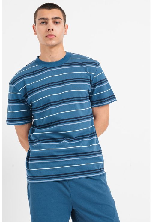 Tricou cu decolteu la baza gatului si model-BARBATI/IMBRACAMINTE/Tricouri si maiouri-IMBRACAMINTE/Tricouri si maiouri