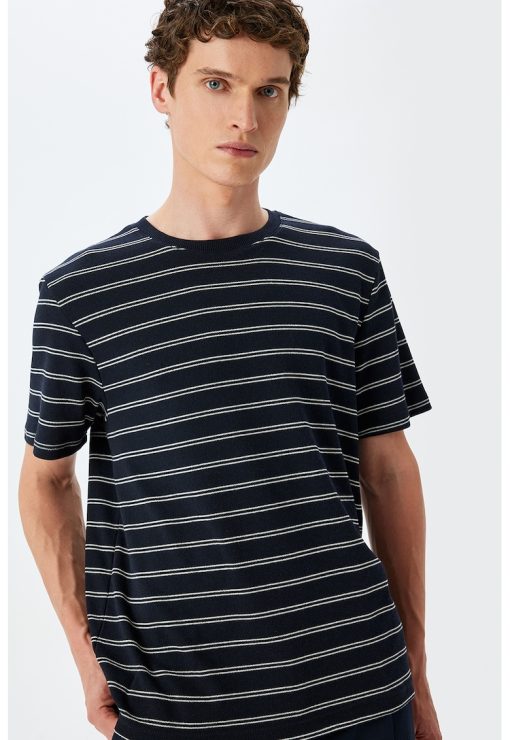 Tricou cu decolteu la baza gatului si model in dungi-BARBATI/IMBRACAMINTE/Tricouri si maiouri-IMBRACAMINTE/Tricouri si maiouri