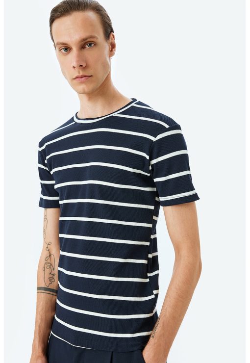 Tricou cu decolteu la baza gatului si model in dungi-BARBATI/IMBRACAMINTE/Tricouri si maiouri-IMBRACAMINTE/Tricouri si maiouri