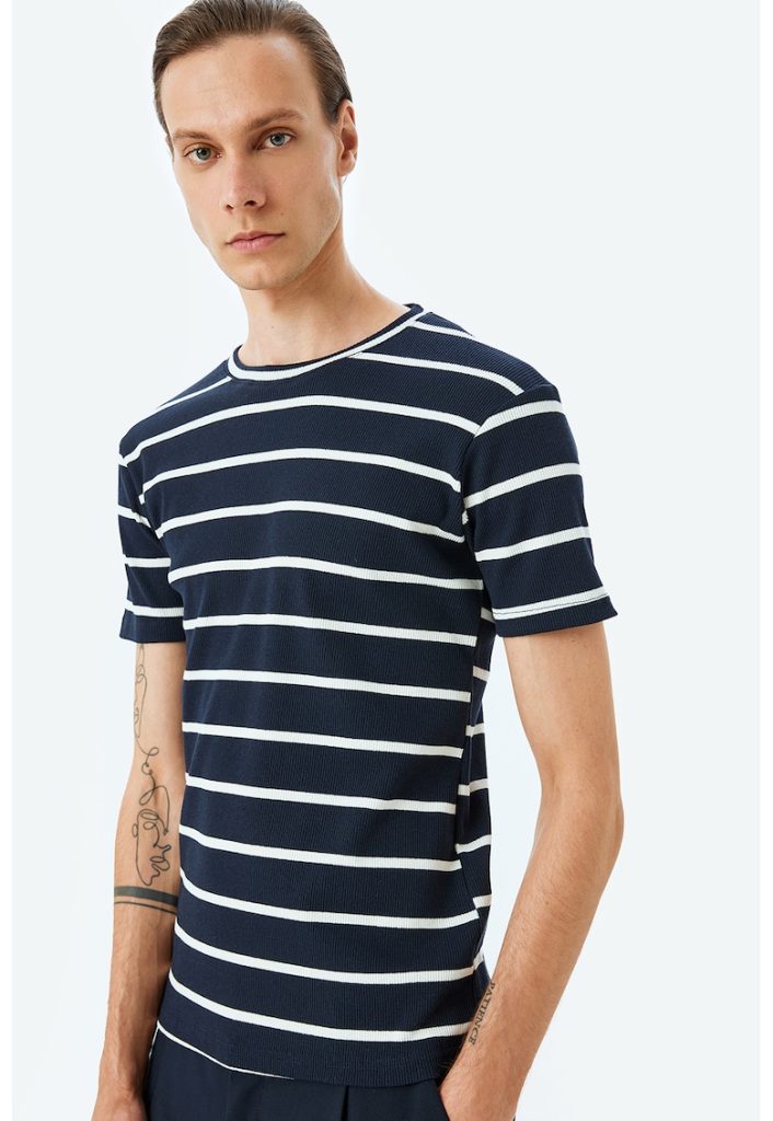 Tricou cu decolteu la baza gatului si model in dungi-BARBATI/IMBRACAMINTE/Tricouri si maiouri-IMBRACAMINTE/Tricouri si maiouri