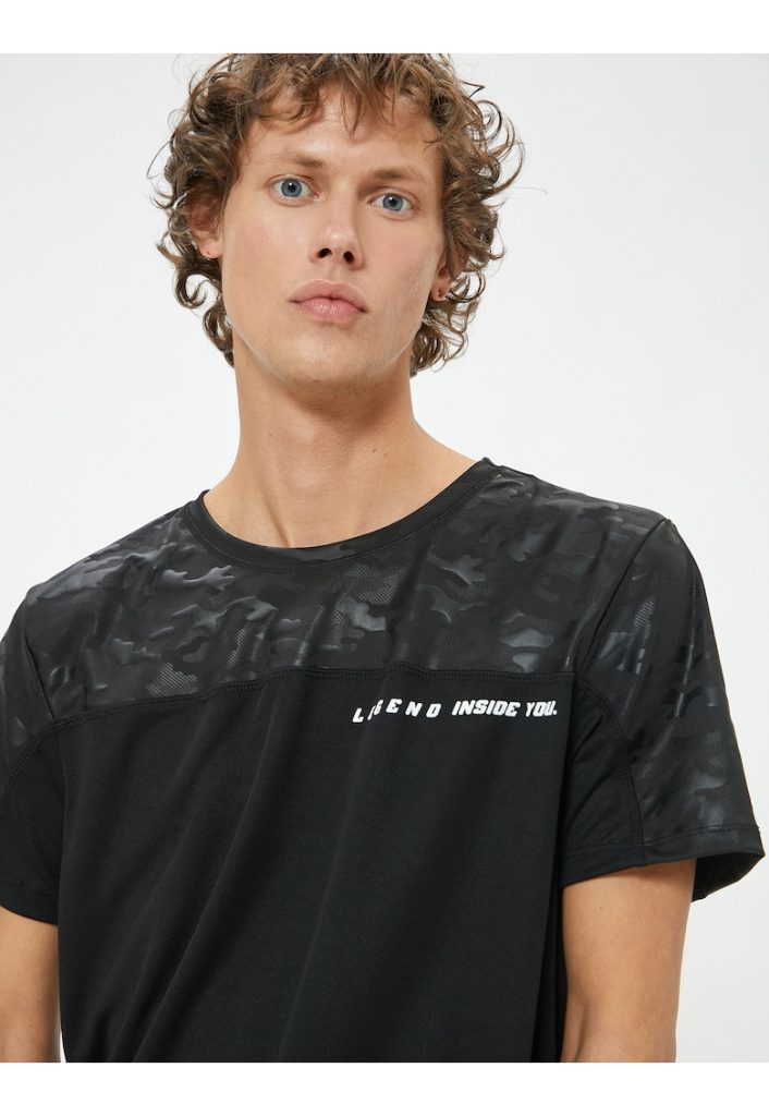 Tricou cu decolteu la baza gatului si segmente cu imprimeu-BARBATI/IMBRACAMINTE/Tricouri si maiouri-IMBRACAMINTE/Tricouri si maiouri