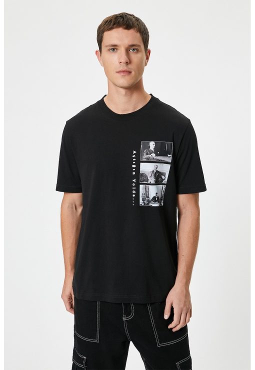 Tricou cu imprimeu si decolteu la baza gatului-BARBATI/IMBRACAMINTE/Tricouri si maiouri-IMBRACAMINTE/Tricouri si maiouri