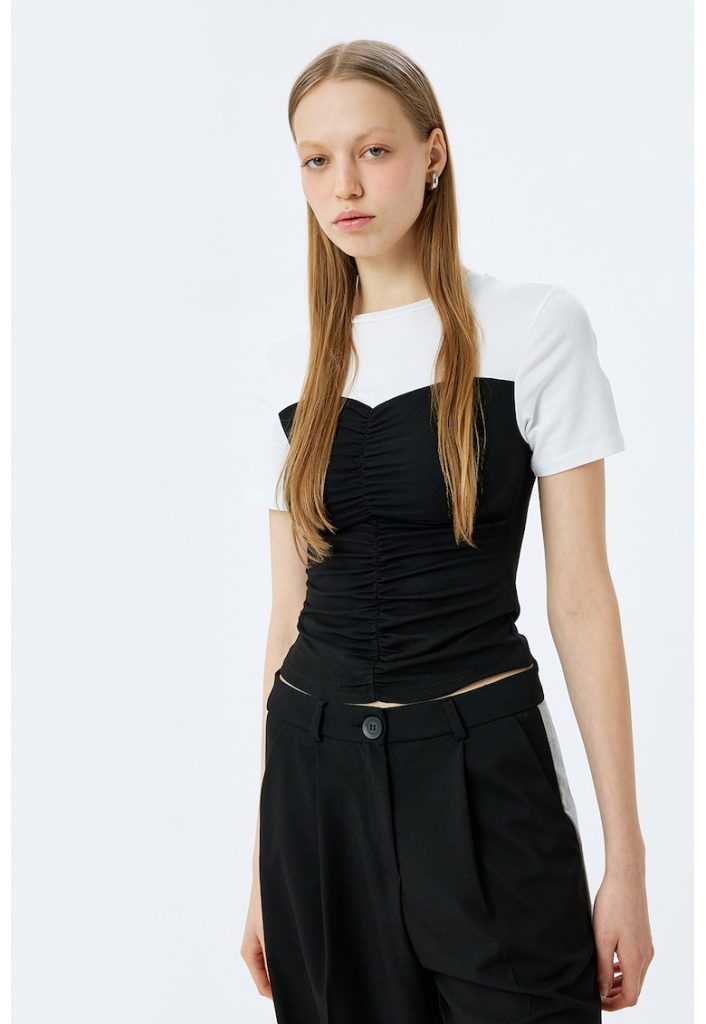Tricou cu model 2 in 1 si decolteu la baza gatului-FEMEI/IMBRACAMINTE/Tricouri si maiouri-IMBRACAMINTE/Tricouri si maiouri