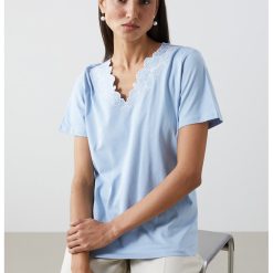 Bluza cu decolteu in V si broderie-FEMEI/IMBRACAMINTE/Bluze-IMBRACAMINTE/Bluze