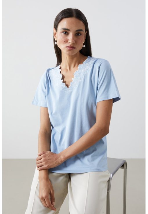 Bluza cu decolteu in V si broderie-FEMEI/IMBRACAMINTE/Bluze-IMBRACAMINTE/Bluze
